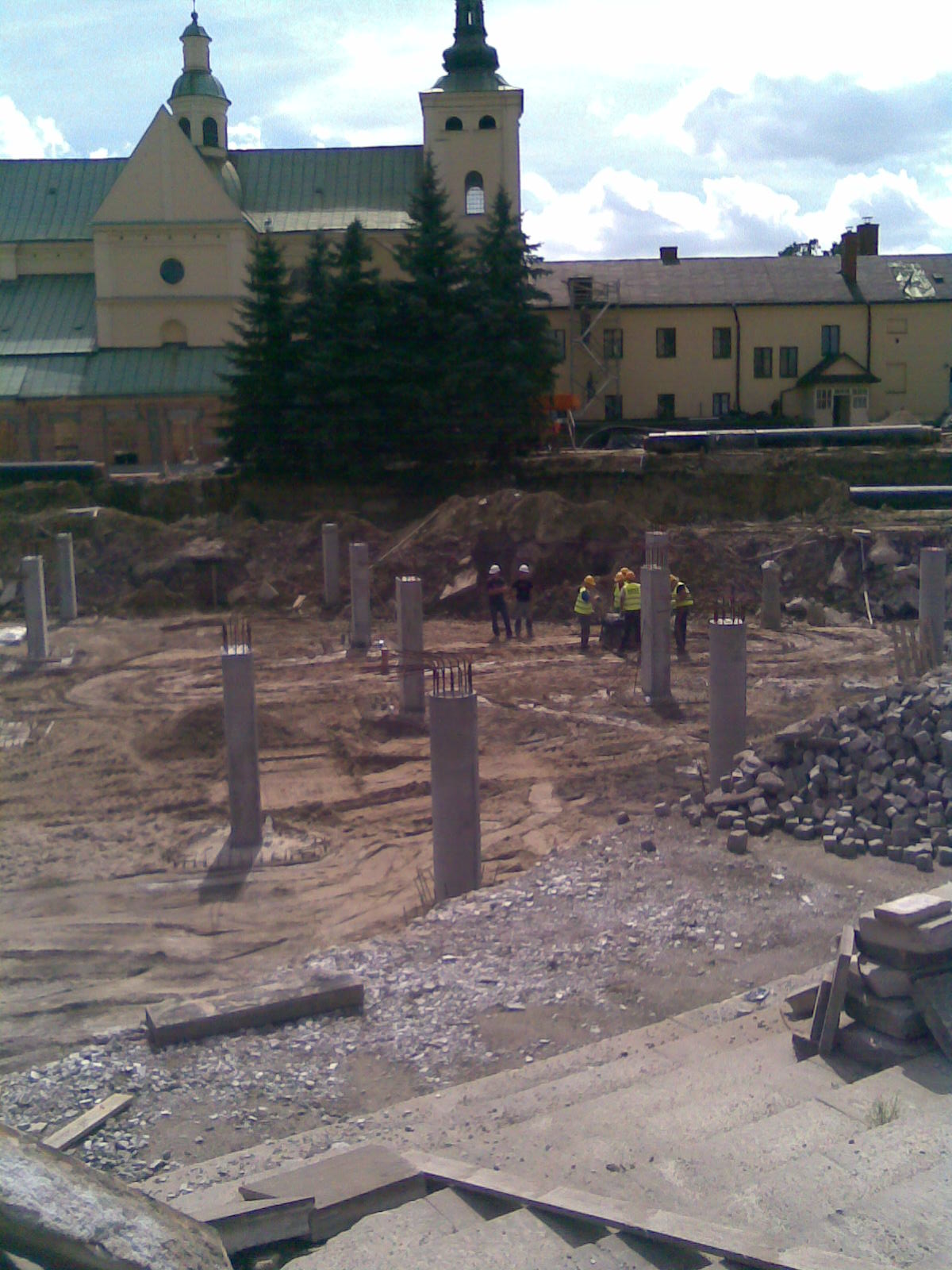 Plac budowy — słupy fundamentowe